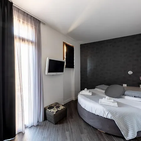 Blue Luxury 2* روما